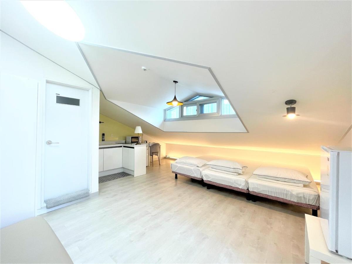 W Premium Guesthouse Incheon Airport Exteriör bild