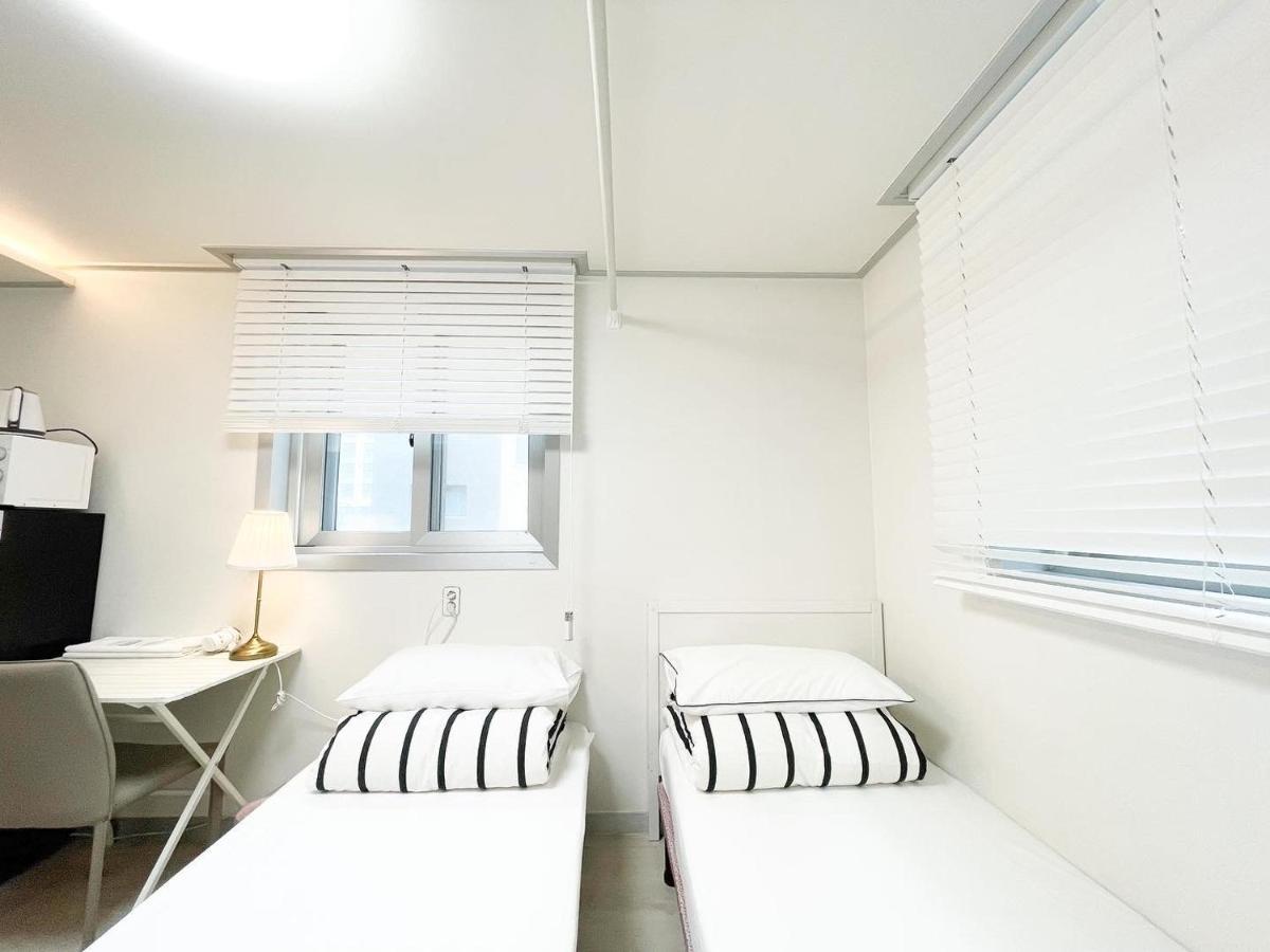 W Premium Guesthouse Incheon Airport Exteriör bild